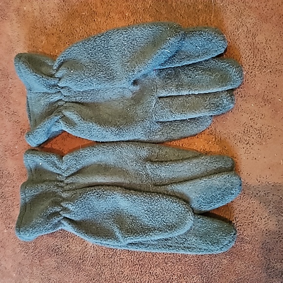 Winnie the Pooh and Tigger fleece scarf and gloves - Picture 3 of 11